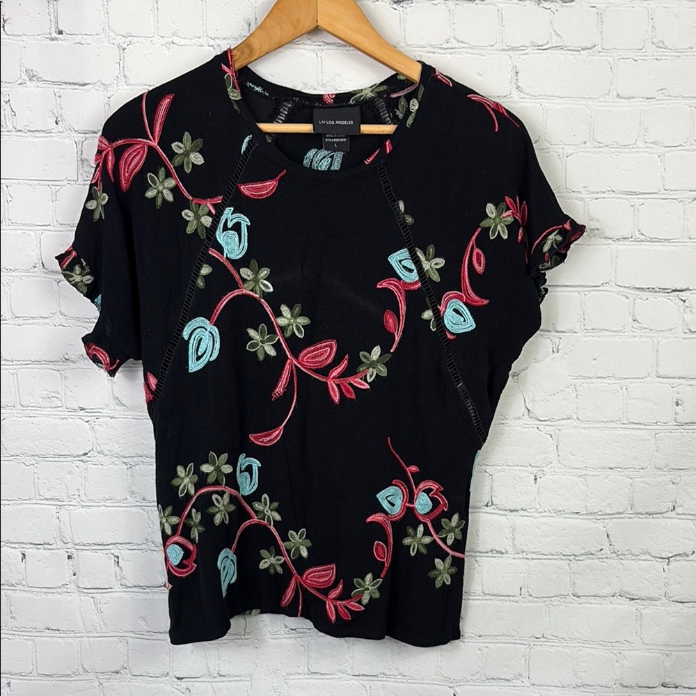 LIV LOS ANGELES Black Embroidered  Floral Short Sleeve Top size large